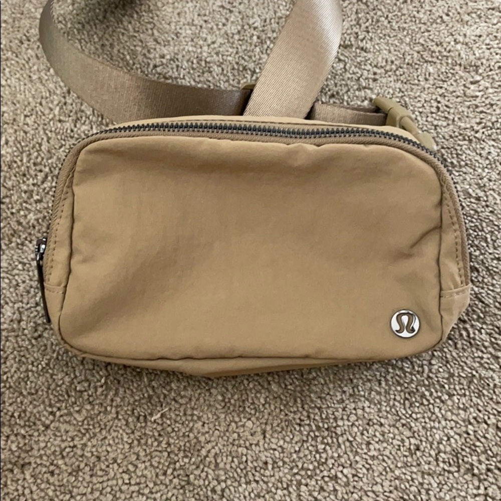 Lululemon everywhere belt bag